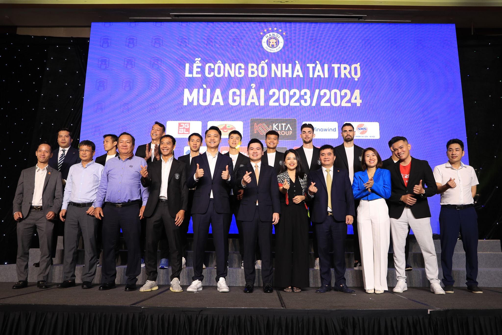 Hà Nội FC trong lễ công bố nhà tài trợ trước thềm mùa giải mới.