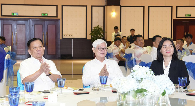 Bí thư tỉnh ủy Bình Dương Nguyễn Văn Lợi (ngồi giữa) dự lễ xuất quân của B.BD