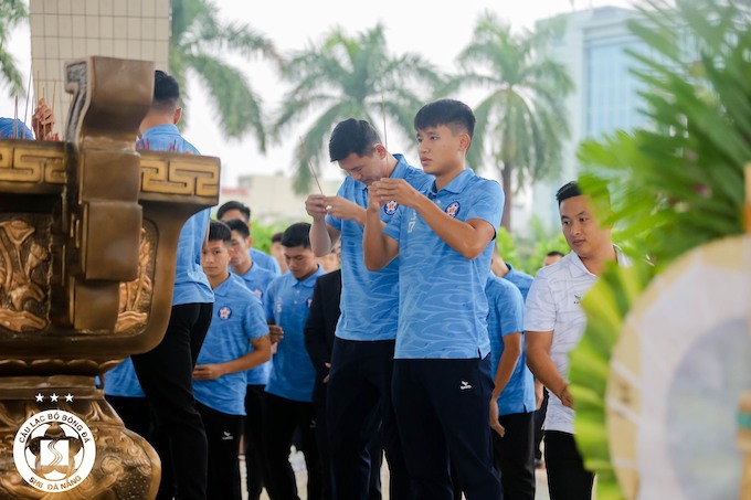 Các cầu thủ SHB Đà Nẵng thắp lương tại lễ xuất quân