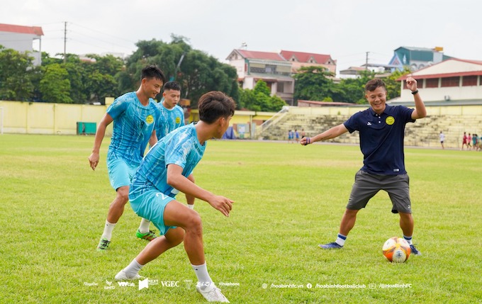 HLV Phạm Thành Lương đang chơi bóng cùng các học trò