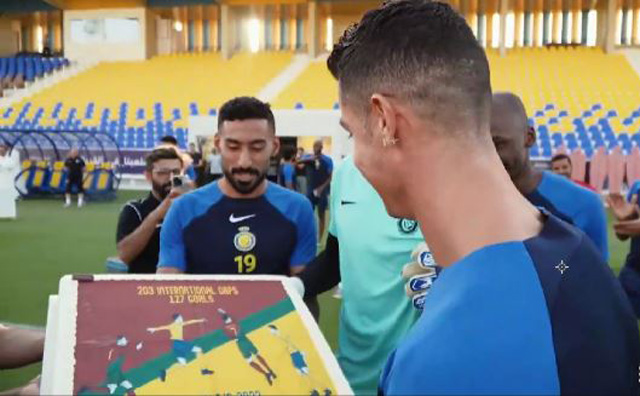 Ronaldo nhận chiếc bánh đặc biệt từ đồng đội