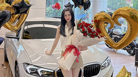 Cựu tuyển thủ Việt Nam tặng ô tô sang gần 2 tỷ chiều lòng vợ hot girl