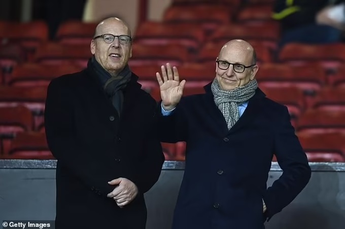 Joel Glazer (phải) vẫn có tiếng nói trong các hoạt động bóng đá của MU khi Ratcliffe tiếp quản