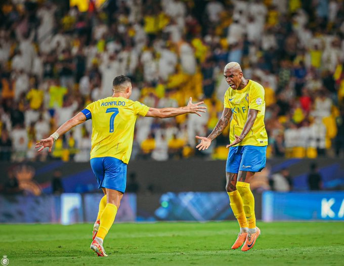 Ronaldo lập siêu phẩm giải cứu Al Nassr