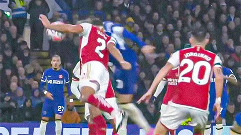Tranh cãi dữ dội xung quanh quả 11 mét của Chelsea trước Arsenal