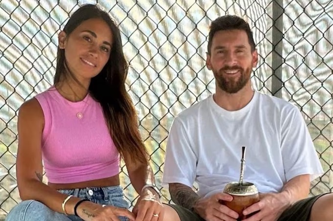 Vợ chồng Messi có mặt trên sân chứng kiến con trai lập siêu phẩm