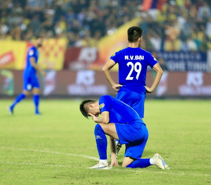 Sự cay đắng của cầu thủ Quảng Nam khi thua trận phút chót từ quả phạt đền. Ảnh: Minh Tuấn