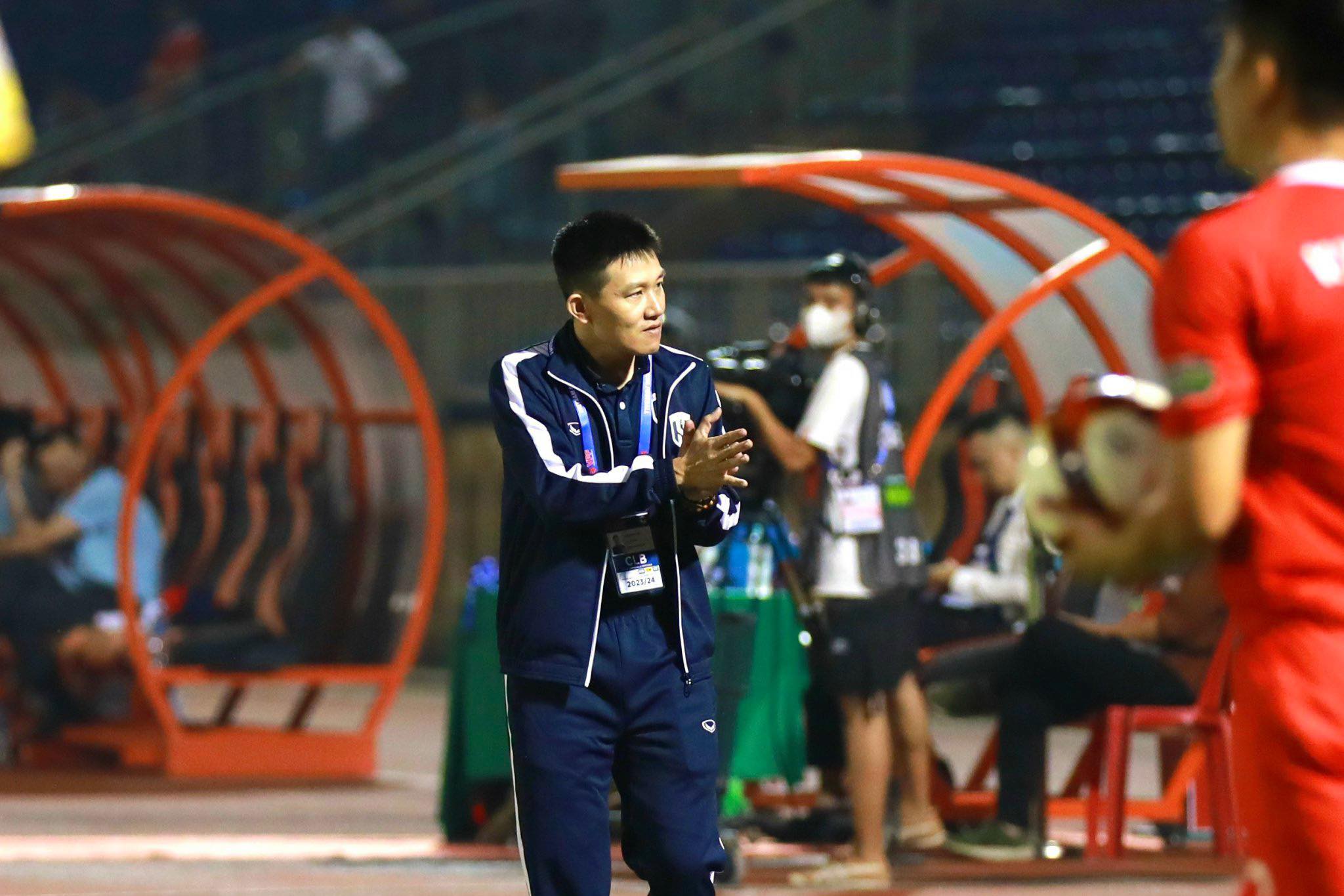 HLV Phan Như Thuật của SLNA hài lòng về sự nỗ lực của các cầu thủ trẻ. Ảnh: Đức Cường