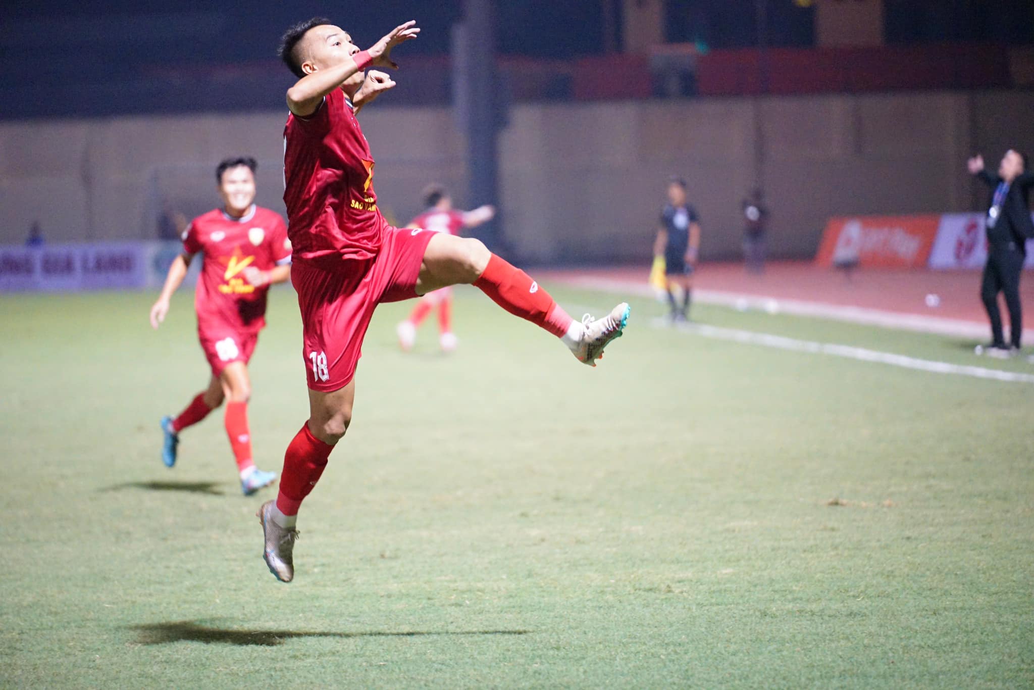 Vũ Quang Nam trình diễn phong độ ấn tượng ở vòng 1 V.League 2023/24 bằng cú đúp vào lưới Thanh Hóa - Ảnh: HLHT 