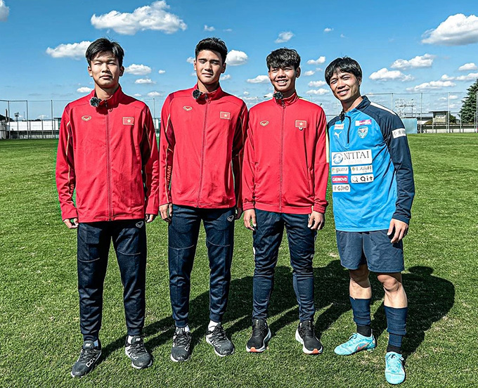 Nguyễn Hoàng Nam (Viettel), Nguyễn Thiên Phú (Hà Nội) và Đặng Thanh Bình (Viettel) chụp ảnh cùng đàn anh Công Phượng - Ảnh: Yokohama FC 