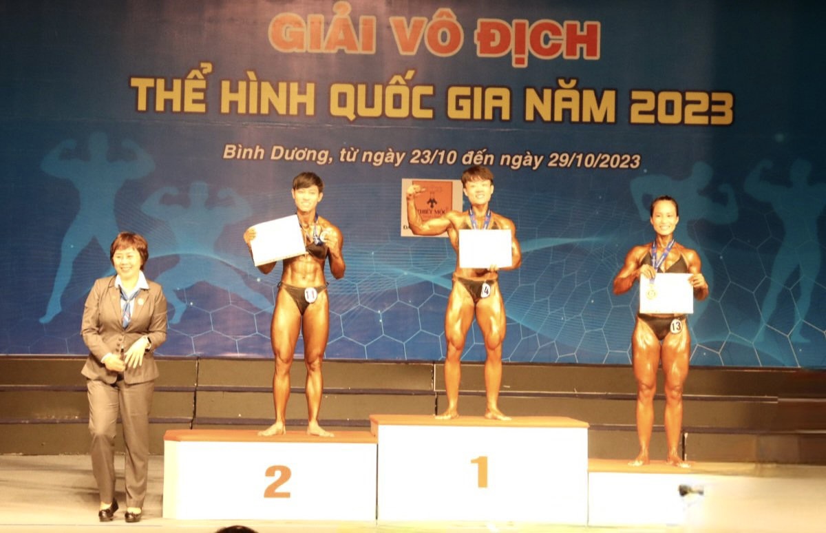 Bà Nguyễn Thị Như Quỳnh – Phụ trách bộ môn Thể hình, Cục Thể dục thể thao Việt Nam trao thưởng cho các VĐV đạt giải, hạng cân đến 52kg nữ