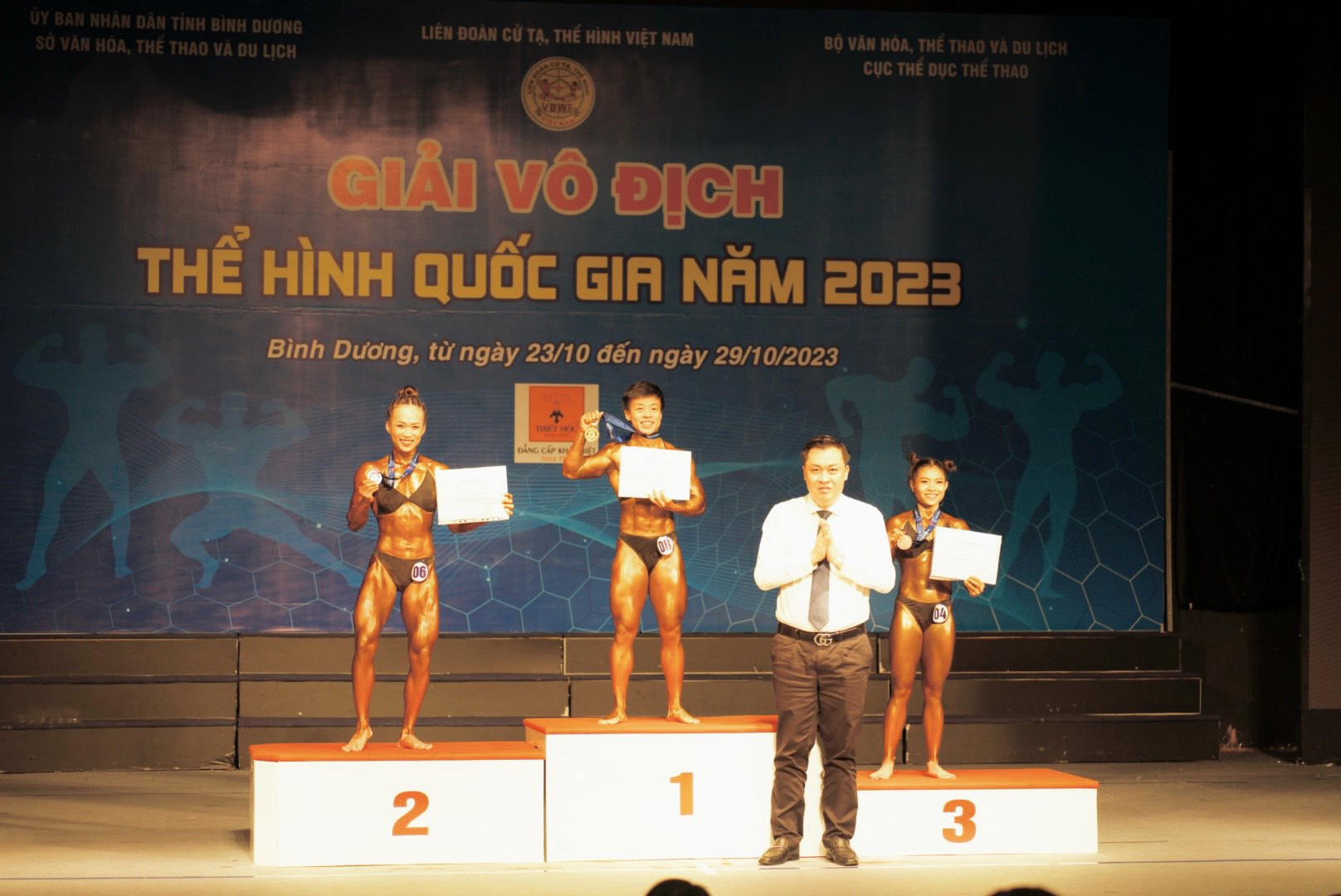 Ông Cao Văn Chóng, Trưởng BTC giải trao huy chương cho các VĐV đạt thành tích ở nội dung thi đấu đầu tiên, trong đó HCV thuộc về VĐV Vũ Thụy Minh Thùy của Bình Dương ở hạng cân đến 46kg nữ