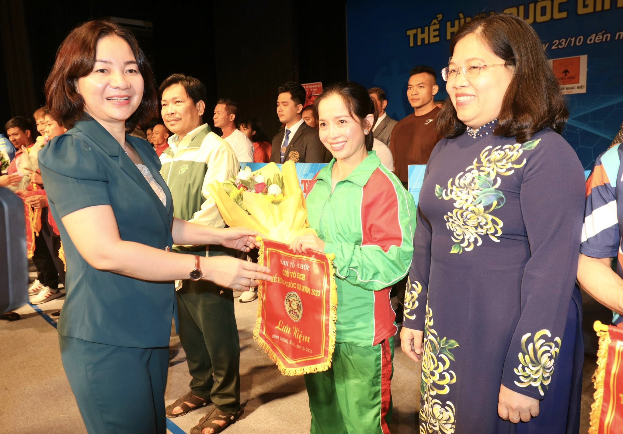 Bà Trương Thị Bích Hạnh - Ủy viên Ban thường vụ, Trưởng Ban Tuyên giáo tỉnh ủy Bình Dương trao cờ lưu niệm cho các đội