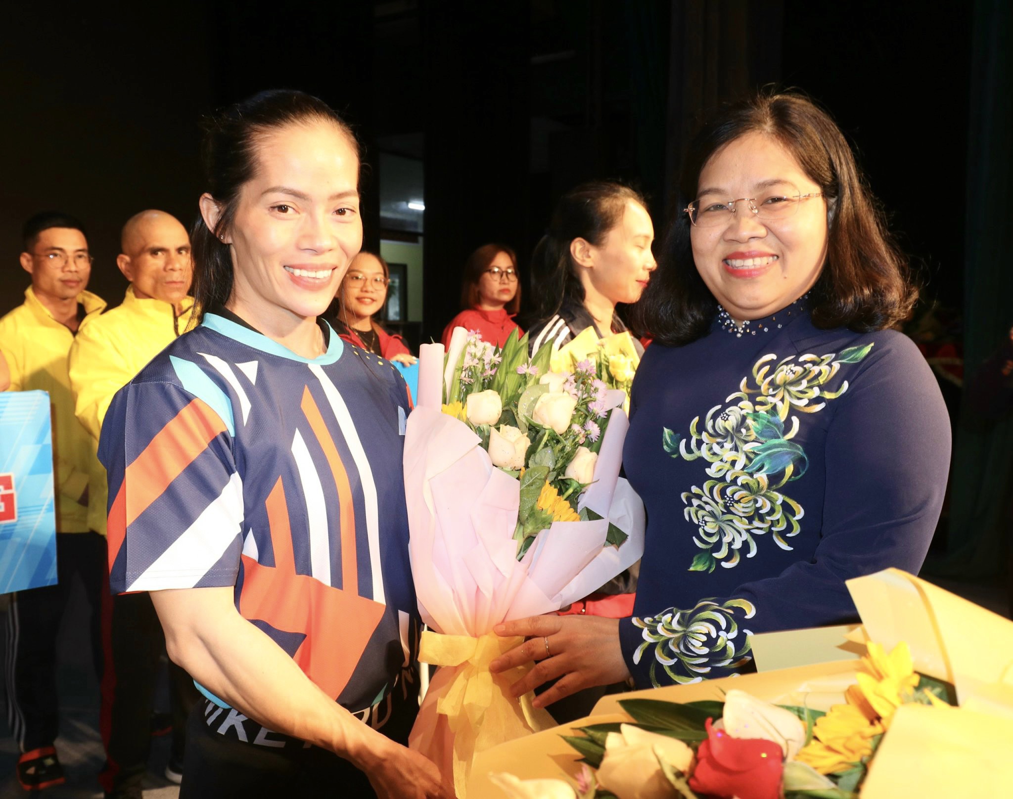 Bà Nguyễn Trường Nhật Phượng – PCT HĐND tỉnh Bình Dương trao hoa chúc mừng các VĐV về tham dự giải