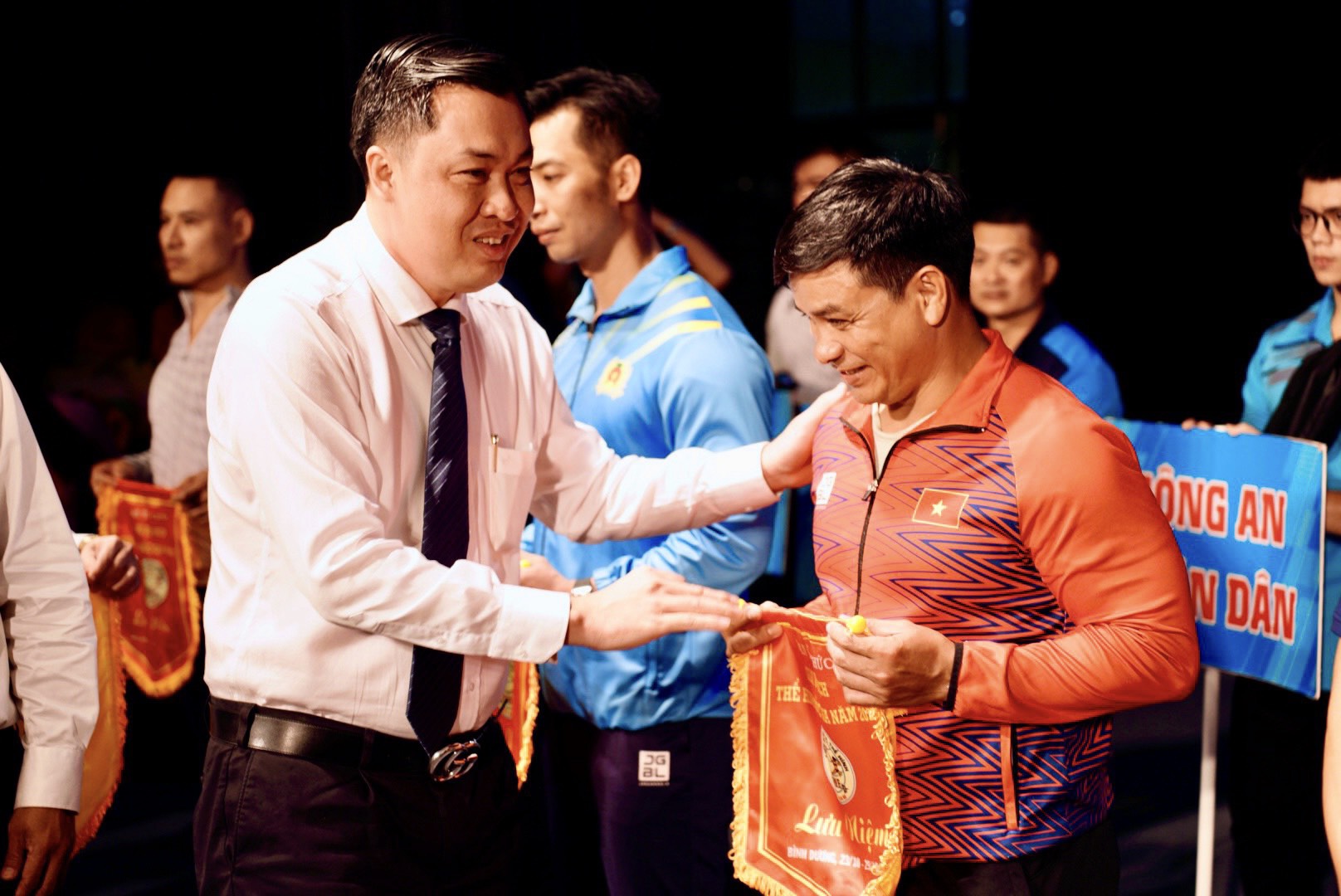 Ông Cao Văn Chóng  - Phó Giám đốc Sở Văn hóa, Thể thao và Du lịch tỉnh Bình Dương – Trưởng Ban Tổ chức giải trao cờ lưu niệm cho các đội