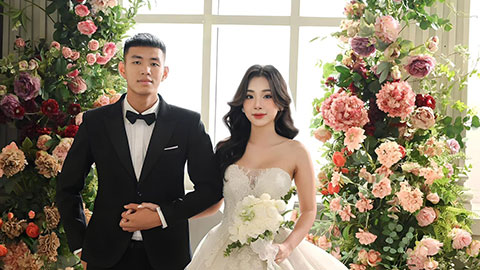 Sao trẻ ĐT Việt Nam khoe ảnh cưới với bạn gái hơn tuổi xinh như mộng