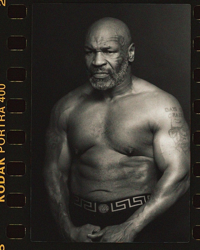 Mike Tyson khoe cơ bắp vạm vỡ ở tuổi 57.