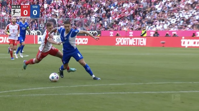 Tình huống khiến Kimmich (áo sáng) nhận thẻ đỏ đầu tiên trong màu áo Bayern