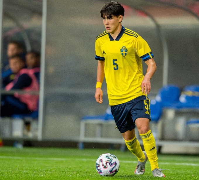 Hình ảnh trung vệ Eric Kahl trong màu áo U21 Thuỵ Điển 