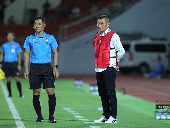 HLV Bùi Đoàn Quang Huy không hài lòng về trận đấu. Ảnh: CTV