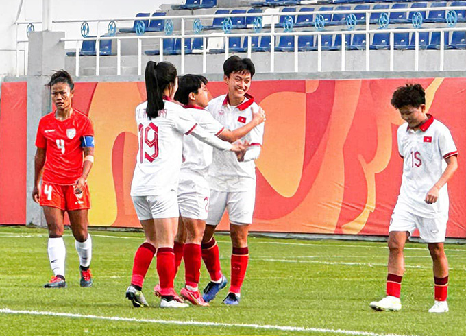 ĐT nữ Việt Nam ghi 2 bàn trong hiệp 1 - Ảnh: VFF 