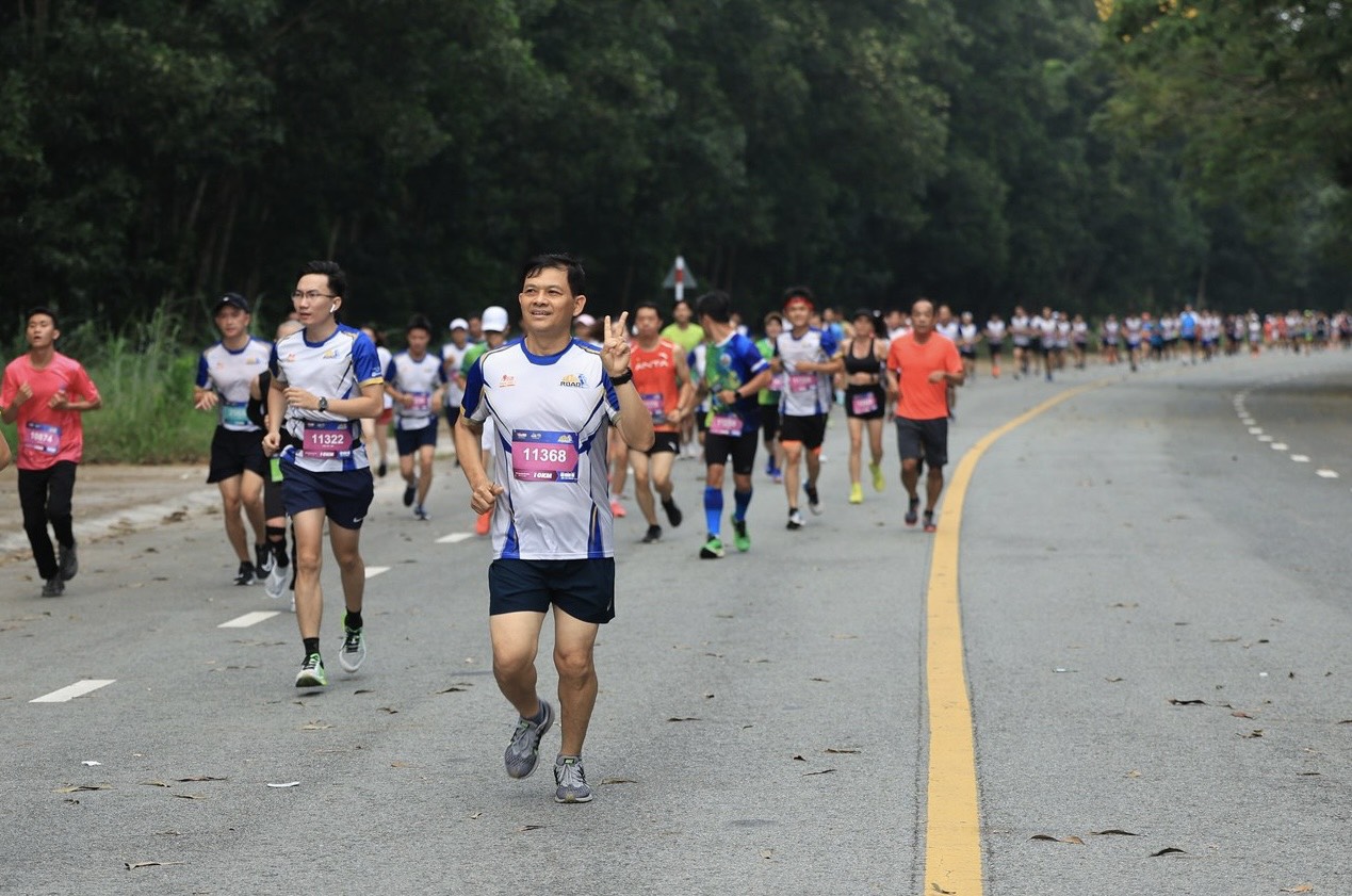 Ông Giang Quốc Dũng – Phó Tổng Giám đốc Tổng Công ty Becamex IDC (chạy đầu) hào hứng tham gia giải chạy