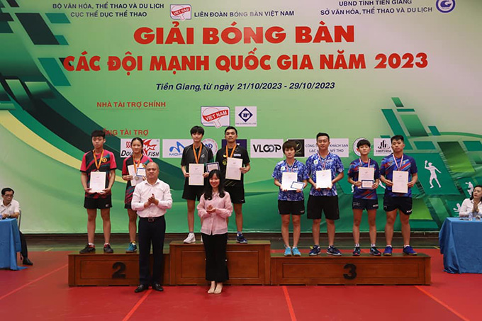 Đinh Anh Hoàng và Trần Mai Ngọc cùng nhau giành huy chương Vàng tại giải bóng bàn các đội mạnh toàn quốc 