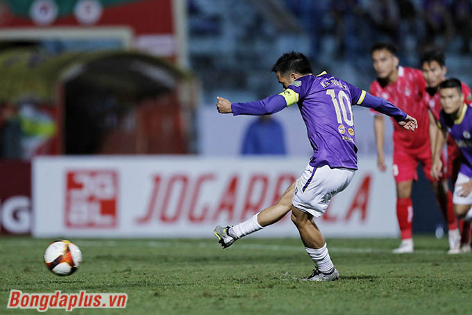 Tuy nhiên đội trưởng Văn Quyết lại đá hỏng và bỏ lỡ cơ hội cho CLB Hà Nội.