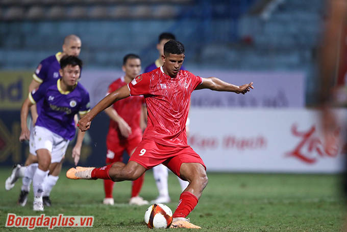 Lucao hoàn tất cú hat-trick vào lưới đội bóng cũ Hà Nội. Đây là màn đáp trả không thể ngọt ngào hơn của cầu thủ đã phải chia tay CLB Hà Nội trước đó.