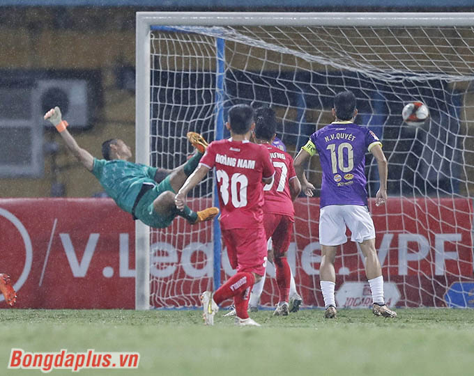 Cuối hiệp 1, CLB Hà Nội có thêm bàn thắng nữa do công của Tagueu.
