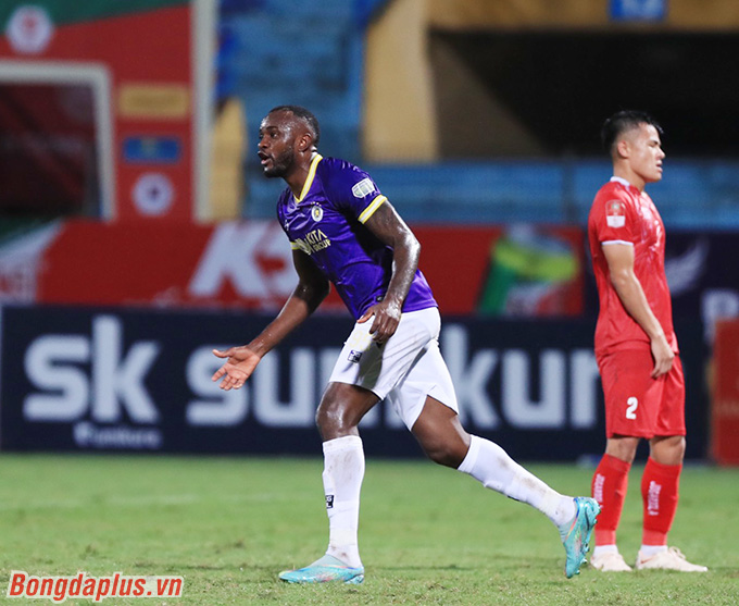 Tagueu trở thành cầu thủ đầu tiên lập hat-trick trong trận mở màn V.League của CLB Hà Nội - Ảnh: Minh Tuấn 