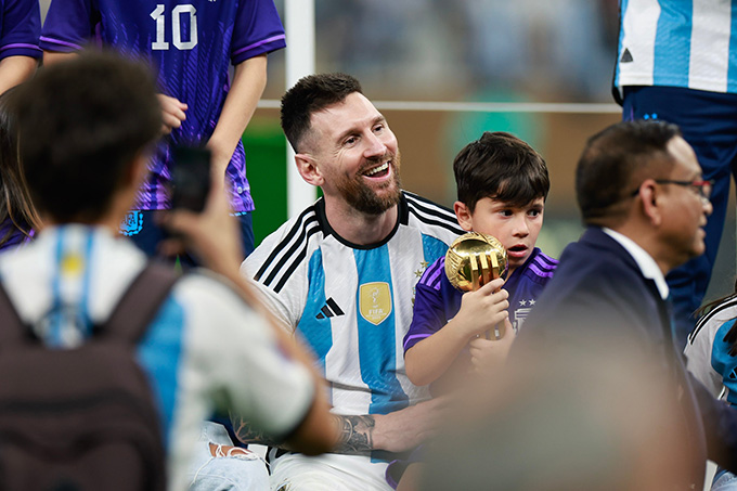 Messi hạnh phúc bên con trai - Ảnh: Hải An 