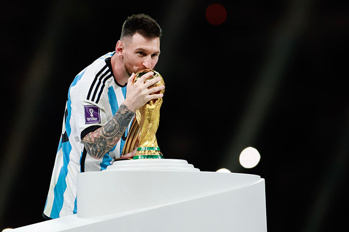 Messi và chiếc cúp vàng thế giới để đời - Ảnh: Hải An 