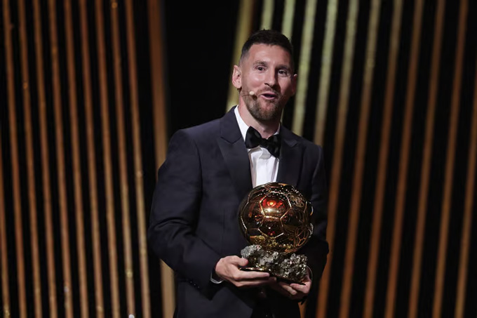 Messi hân hoan với Quả Bóng Vàng thứ 8