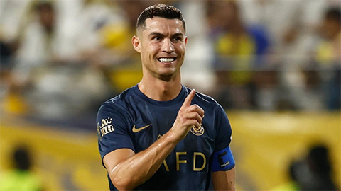 Ronaldo làm gì trong ngày Messi giành Quả Bóng Vàng thứ 8?
