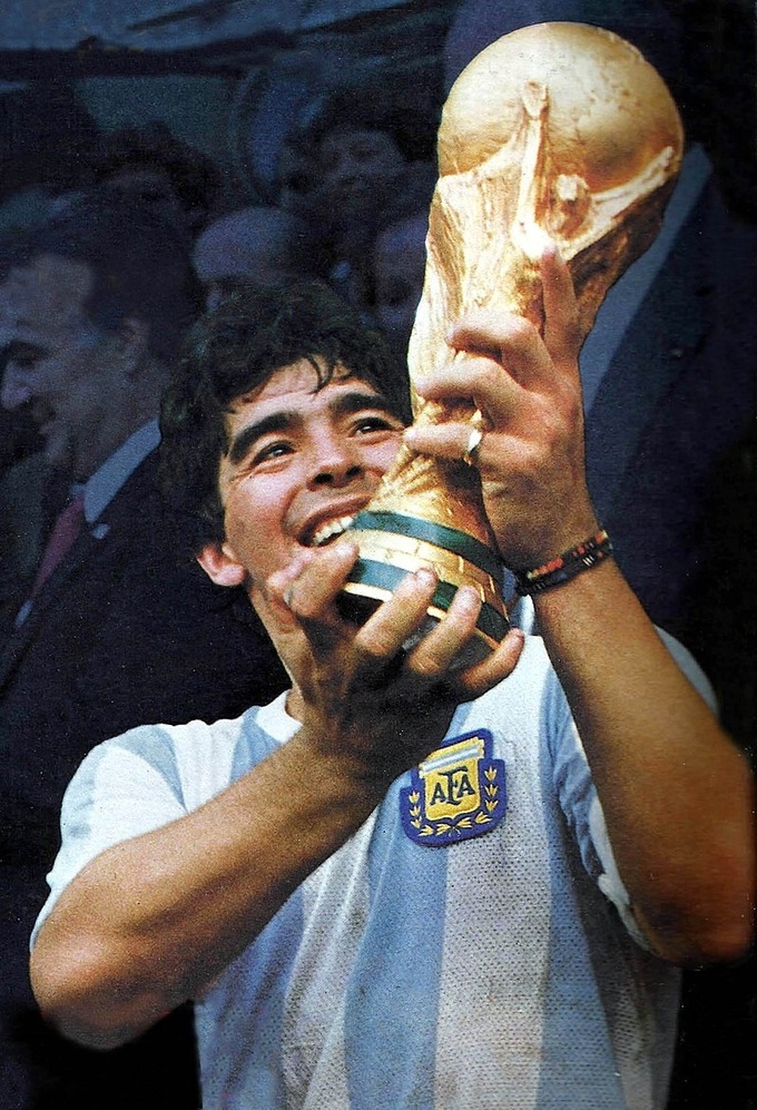 Maradona chưa một lần trong đời được chạm tay vào Quả bóng vàng