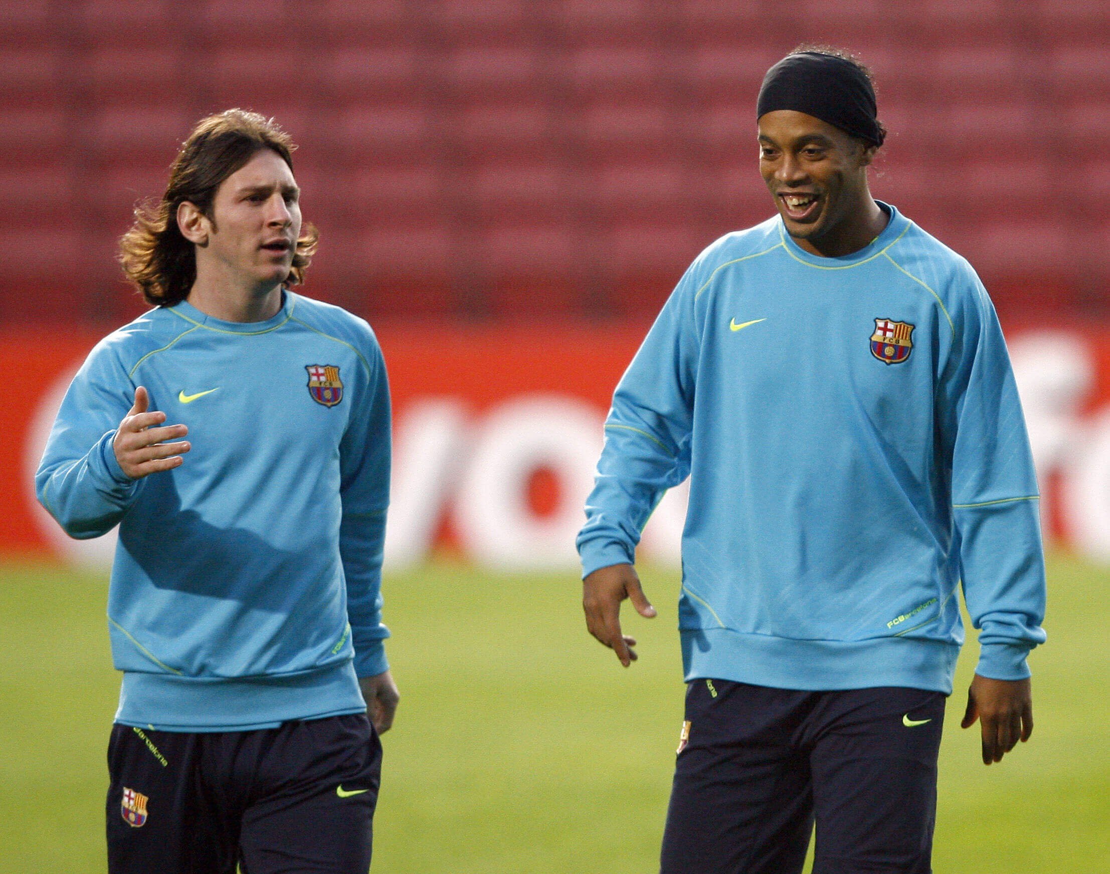 Messi đã được Ronaldinho dìu dắt trong quãng đầu đời quan trọng