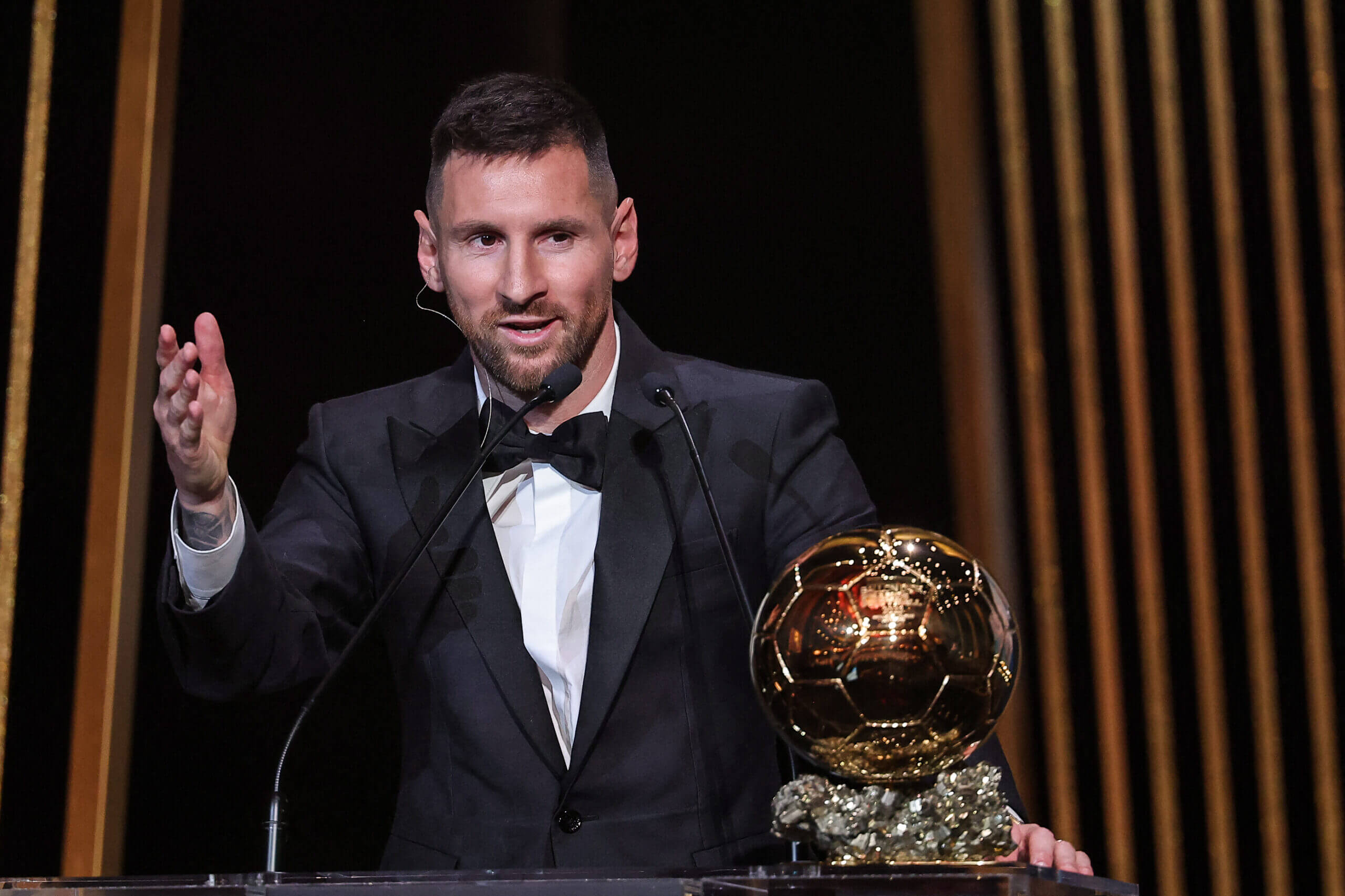 Messi nhận Quả Bóng Vàng thứ 8 trong sự nghiệp