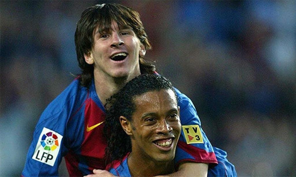 Bức ảnh mang tính kinh điển về tình huynh đệ giữa Ronaldinho và Messi vào vào 1/5/2005