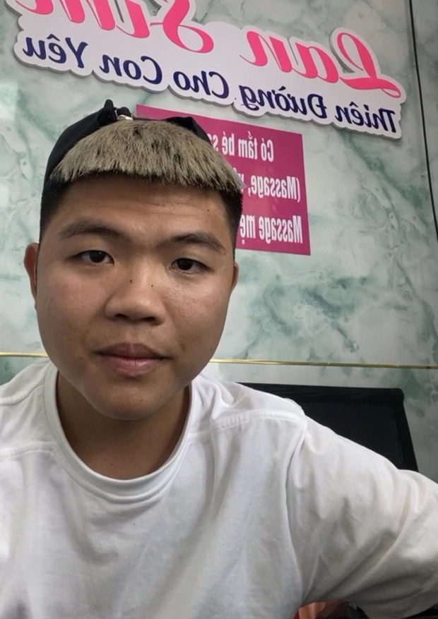 Hồ Khắc Lương livestream bán hàng online để kiếm thêm thu nhập trong thời gian nghỉ dưỡng thương 