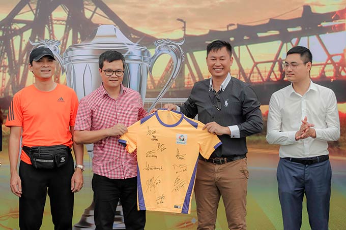 Tổng biên tập Tạp chí Bóng đá - Nguyễn Tùng Điển (thứ 2 từ trái sang) tham dự lễ khai mạc Hà Nội Super Cup 2023 
