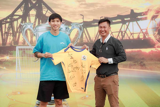 Hậu vệ Đoàn Văn Hậu truyền cảm hứng tới các cầu thủ nhí ở Hà Nội Super Cup 2023 