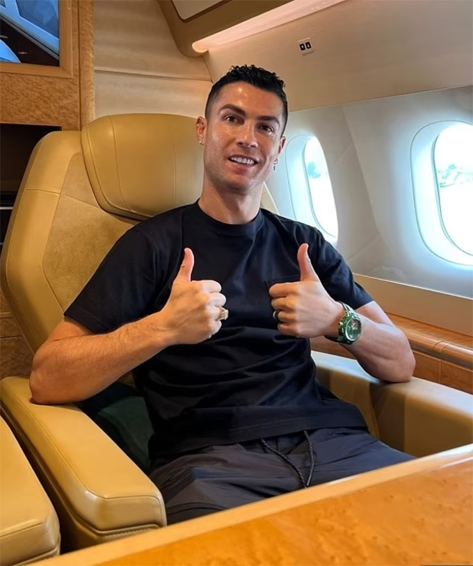 Ronaldo và chiếc đồng hồ được đặt riêng do fan tặng