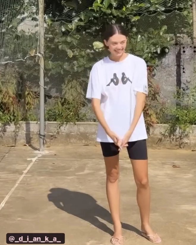 Dianka xắn quần chơi bóng chuyền với hàng xóm quê chồng 