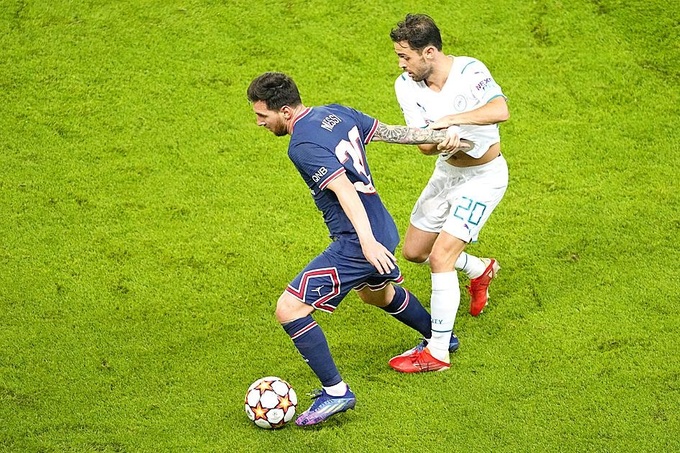 Silva (phải) trong một tình huống đối mặt với Messi trên sân.
