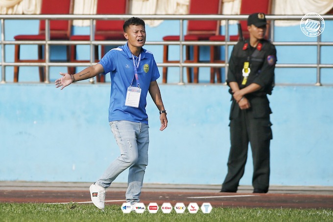 HLV Phạm Thành Lương đang chỉ đạo trận đấu. Ảnh: FBHB