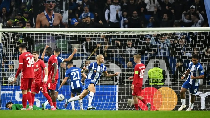 Pepe ăn mừng sau khi ghi bàn vào lưới của Antwerp