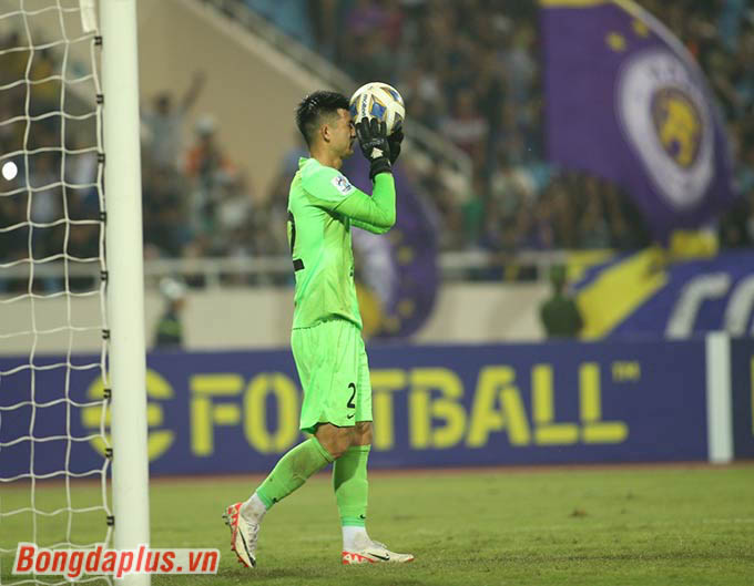 Đến phút 90 của trận đấu, thủ môn Wuhan lần thứ 2 phải vào lưới nhặt bóng 