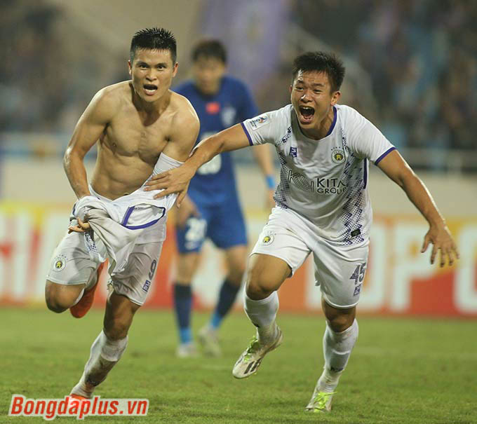 Một lần nữa, Tuấn Hải tỏa sáng để đưa CLB Hà Nội có bàn thắng trước Wuhan 