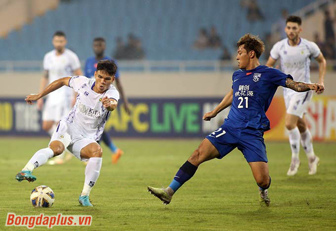 CLB Hà Nội không bỏ cuộc. Đội bóng thủ đô nhẫn nại tìm cơ hội trước cầu môn Wuhan 